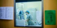 Eine Assistenzärztin betreut auf einer Berliner der Intensivstation einen Covid-19-Patienten