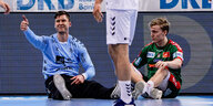Kiels Torwart Niklas Landin feiert neben Magdeburgs Gisli Thorgeier Kristjansson einen gehaltenen Ball.