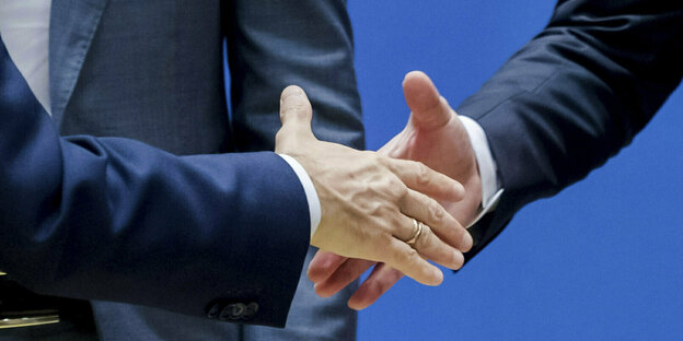 Zwei Hände kurz vorm Handschlag