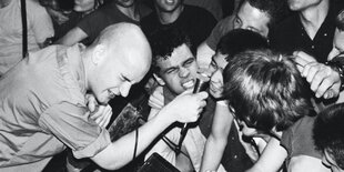 Ian MacKaye, Sänger von Minor Threat bei einem Konzert 1981