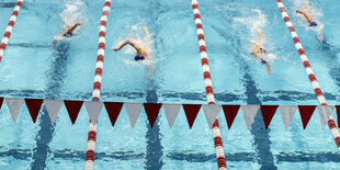 Wettkampfbahnen einer Schwimmhalle