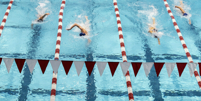 Wettkampfbahnen einer Schwimmhalle