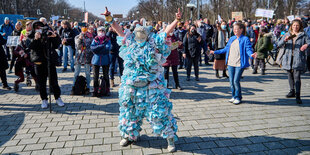 Ein Kostüm aus blauen Corona-Schutz-Masken