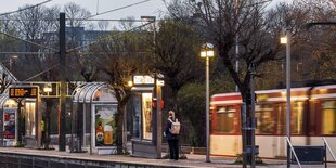 Einfahrende Straßenbahn an einem frühen Morgen