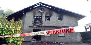 Absperrband vor dem ausgebrannten Flüchtlingsheim in Remchingen