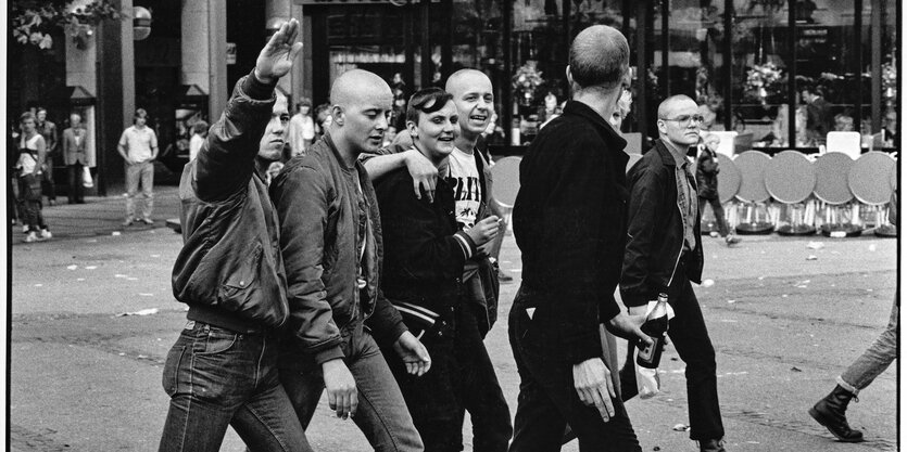 Schwarz-weiß-Foto von Skinheads