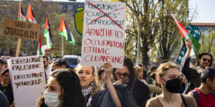 Menschen zeigen Plakate auf einer Demo