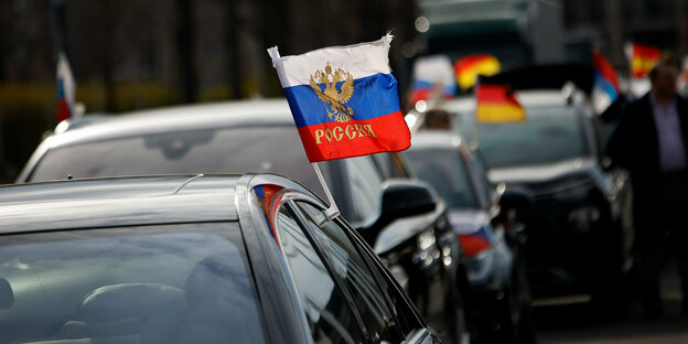 Eine kleine rusische Fahne ist auf ein Auto gesteckt