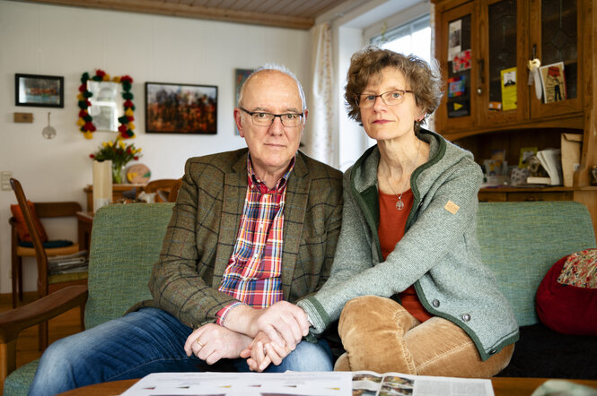 Thomas Gedig und Ute Ruß, die Eltern von Konstantin Gedig, in ihrem Haus in Kiel.