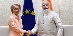 Von der Leyen und Modi beim handshake in Delhi