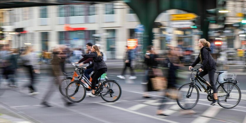 Belebte Kreuzung mit RadlerInnen