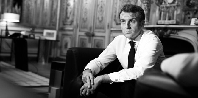 Emmanuel Macron sitzt auf einem Sofa im Élysée-Palast