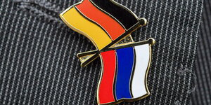 Anstecknadel mit deutscher und russischer Fahne