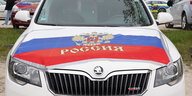 Ein Auto in den Farben der russischen Fahne und mit dem Wort „Russland“ in kyrillischer Schrift dekoriert