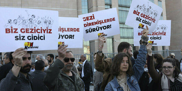 Menschen halten Schilder in türkischer Sprache in die Höhe