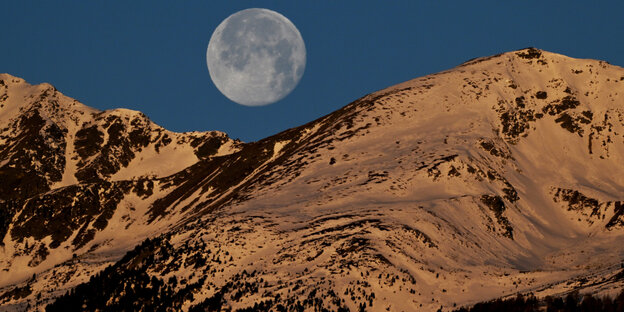 Der volle Mond in den Morgenstunden über den Südtiroler Alpen