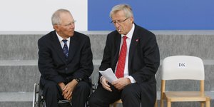 Wolfgang Schäuble und Jean-Claude Juncker sitzen nebeneinander