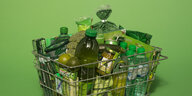 Ein Einkaufskorb voller grüner Lebensmittel.