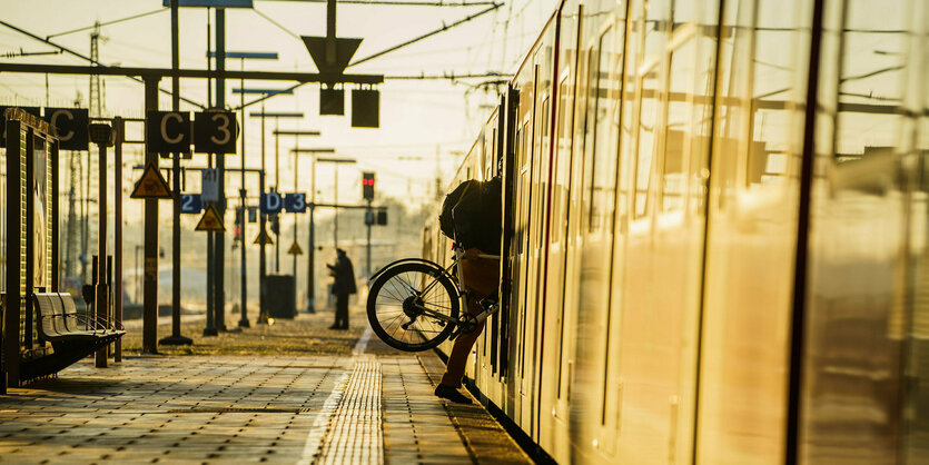 Ein Fahrrad wird in eine S-Bahn geschoben