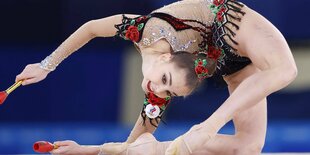 Arina Averina bei einer Übung mit Keulen