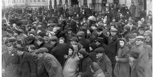 Dicht gedrängte Juden stehen im Warschauer Ghetto auf der Straße.