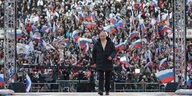 Putin schreitete vor einem Fahnenmeer