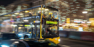 Ein doppelstöckiger Bus fährt in der Dämmerung