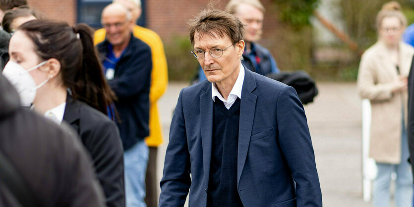 Gesundheitsminister Karl Lauterbach bei einem Besuch vor dem Klinikum Nordfriesland