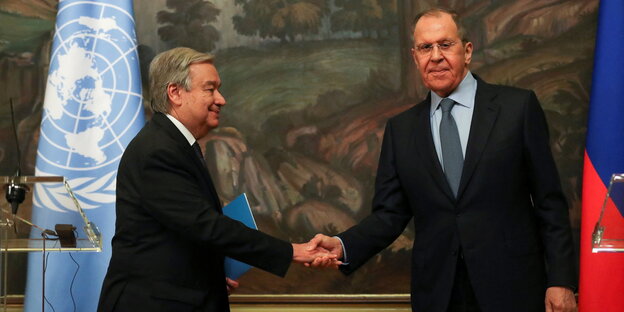 Antonio Guterres schüttlet Sergej Lavrov die Hand, derschaut weg