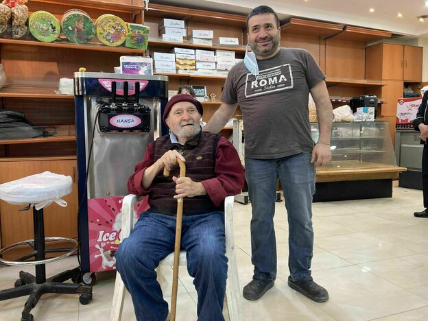 Vater und Sohn in ihrer Bäckerei in Beirut Vater und Sohn in ihrer Bäckerei in Beirut