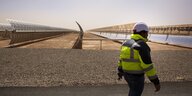 Großes Solarkraftwerk in der Wüste