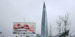 Tower der Gazprom Zentrale und ein Plakat mit russischem Herz