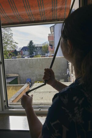 Blick aus dem Fenster in einen Hinterhof Blick aus dem Fenster in einen Hinterhof
