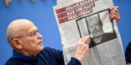 Günter Wallraff zeigt auf einen Appell zur Freilassung von Assange