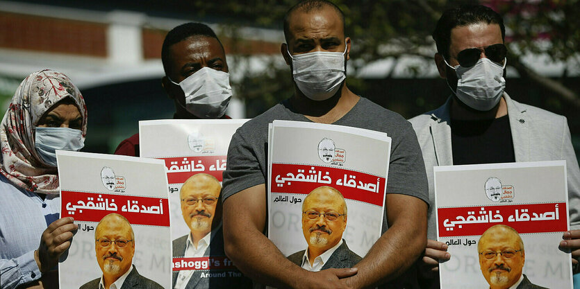 Menschen halten Plakate mit dem Konterfei des in Istanbul ermordeten Journalisten Jamal Khashoggi