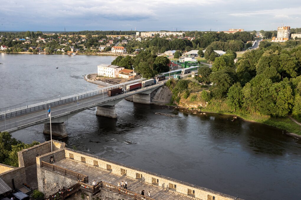 Eine Brücke führt über einen Fluss, Luftaunahme