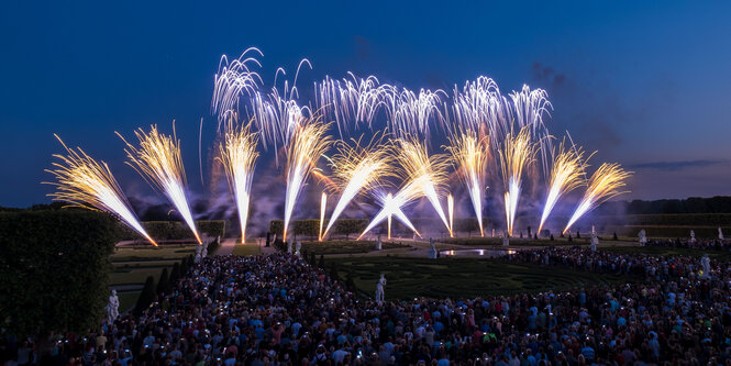 Das Feuerwerk des italienischen Teams beim Wettbewerb 2018 wird von zahlreichen Zuschauern (mit ihren Handys in der Hand) verfolgt.