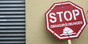 Schild mit Stop Zwangsräumungen