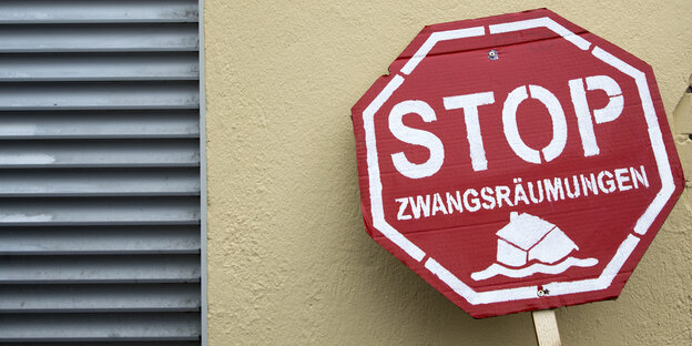 Schild mit Stop Zwangsräumungen