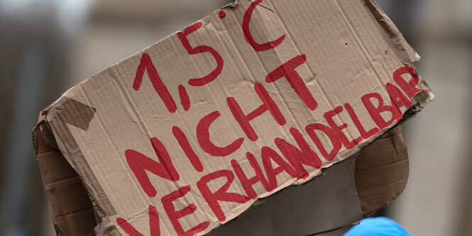 Demoschild: "1,5 Grad nicht verhandelbar"