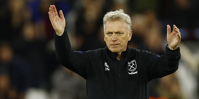 David Moyes dirigiert mit erhobenen Armen am Seitenrand sein Team