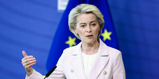 Ursula von der Leyen spricht vor Europa-Flaggen