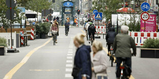 Das Foto zeigt den gesperrten Abschnitt der Friedrichstraße im Berliner Bezirk Mitte.