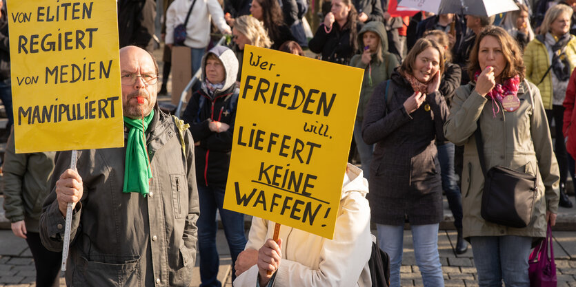 Gelbe Plakate gegen Waffenlieferung und Medienmaipulation