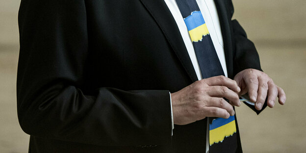 Krawatte in den Farben der Ukraine im Bundestag