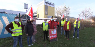 Streikende Menschen vor einem Amazongebäude