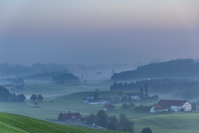 Blick in ein vernebeltes Tal