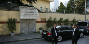 Zwei Männer stehen vor dem saudi-arabischen Konsulatsgebäude