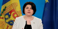 Die Regierungschefin von Moldau steht vor zwei Flaggen