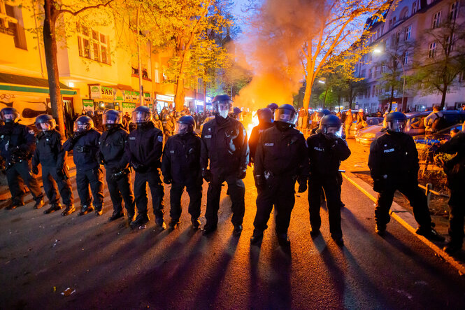 Eine Polizeikette am 1. Mai im Gegenlicht